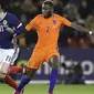 Pemain Skotlandia, Ryan Christie (kiri) mencoba melewati adangan pemain Belanda, Timothy Fosu-Mensah pada laga persahabatan di Pittodrie, Aberdeen, Skotlandia (9/11/2017). Belanda menang 1-0. (Andrew Milligan/PA via AP)