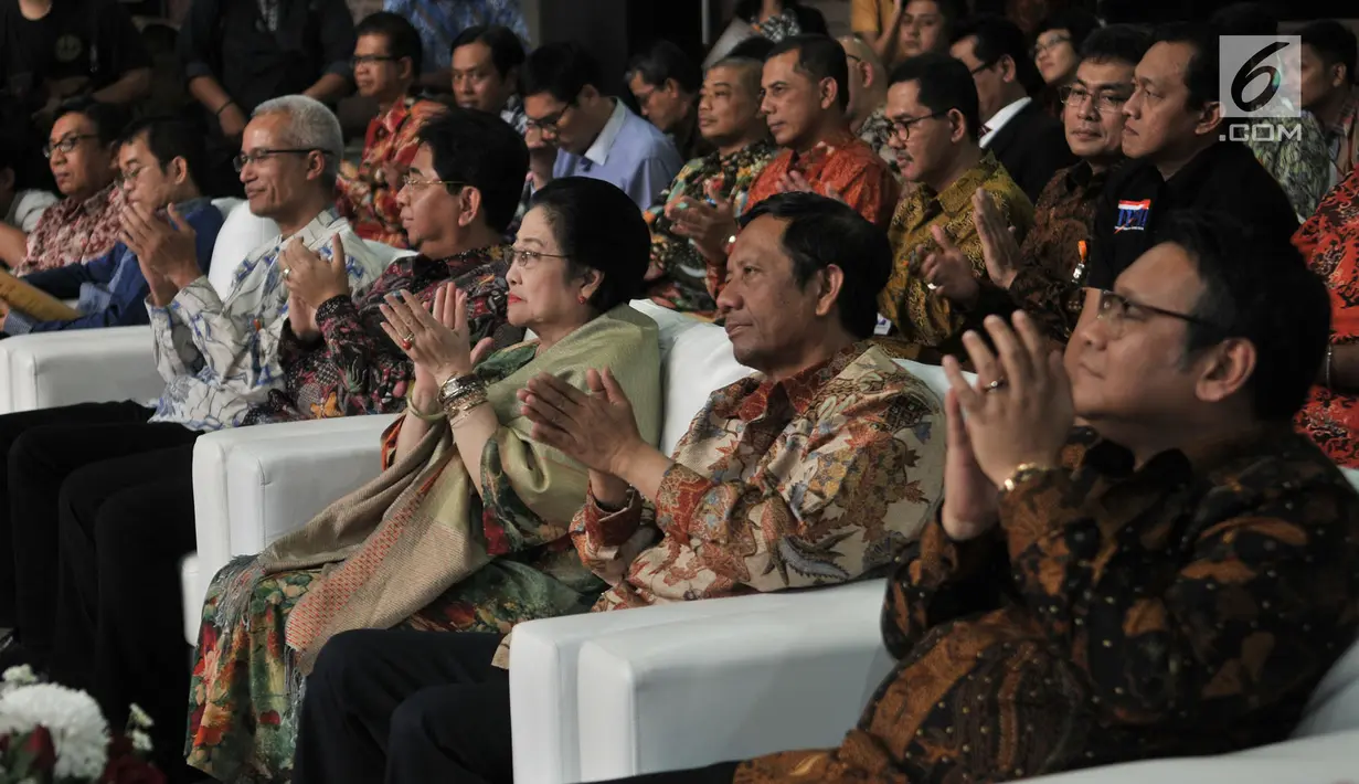 Presiden ke-5 RI sekaligus Ketua Dewan pengarah BPIP Megawati Soekarnoputri bersama anggota Dewan Pengarah BPIP Mahfud MD menghadiri Peringatan 73 Tahun Lahirnya Pancasila di Museum Filateli, Jakarta, Kamis (31/5). (Merdeka.com/Iqbal S. Nugroho)