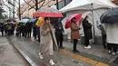 Orang-orang antre untuk membeli masker di toko ritel di kota tenggara Daegu, Selasa (25/2/2020). Korea Selatan menjadi negara pertama di luar Cina daratan dengan infeksi virus COVID-19 terbesar dan membuat presiden Moon Jae-in memberikan status siaga tinggi. (Jung Yeon-je / AFP)