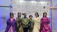 Dubes Indonesia untuk Korea Gandi Sulistiyanto, dan istri beliau, Susi A. Sulistiyanto bersama para peserta lomba hanbok. (Dok: KBRI Seoul)