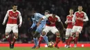 Penyerang Arsenal, Theo Walcott, berebut bola dengan gelandang Stoke, Giannelli Imbula. Gol kemenangan Arsenal dicetak oleh Theo Walcott, Mesut Ozil dan Alex Iwobi. (Reuters/Clodagh Kilcoyne)