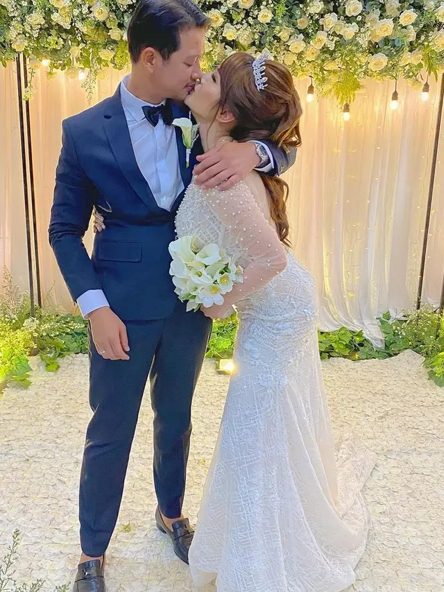 Lepas Status Janda, Ini 7 Momen Pernikahan Angela Lee dengan Pengusaha