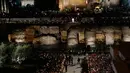 Paus Fransiskus (tengah) memimpin prosesi Jalan Salib saat memperingati Jumat Agung di sekitar bangunan  Colosseum, Roma, Italia, Jumat (19/4). Jalan Salib ini menggambarkan kisah sengsara Yesus Kristus saat disalibkan. (AP Photo/Gregorio Borgia)