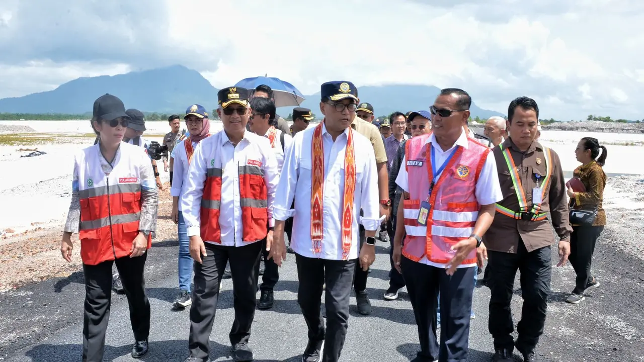 Menteri Perhubungan Budi Karya Sumadi meninjau langsung progres pembangunan Bandara Singkawang, Kota Singkawang, Kalimantan Barat.