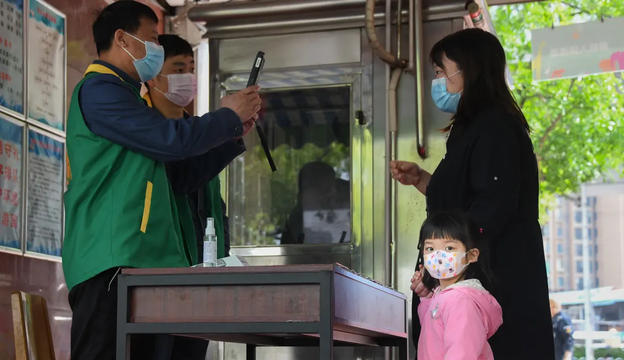Pengunjung melakukan registrasi di pintu masuk Kebun Binatang Wuhan, Wuhan, Provinsi Hubei, China, Rabu (22/4/2020). Para wisatawan diimbau untuk melakukan reservasi daring (online) terlebih dahulu serta wajib menunjukkan kode kesehatan dan diukur suhunya sebelum masuk. (Xinhua/Cheng Min)