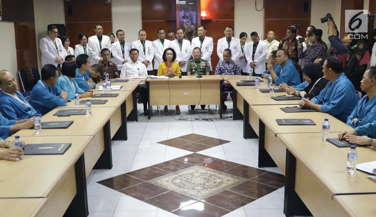 Ketua Pansel KPK periode 2019-2023, Yenti Ganarsih (ketiga kiri-duduk) bersama Kepala RSPAD Gatot Soebroto, Mayjen TNI dr Terawan Agus Putranto (keempat kiri-duduk) memberi sambutan kepada Capim KPK yang akan menjalani tes kesehatan, Jakarta, Senin (26/8/2019). (Liputan6.com/Helmi Fithriansyah)