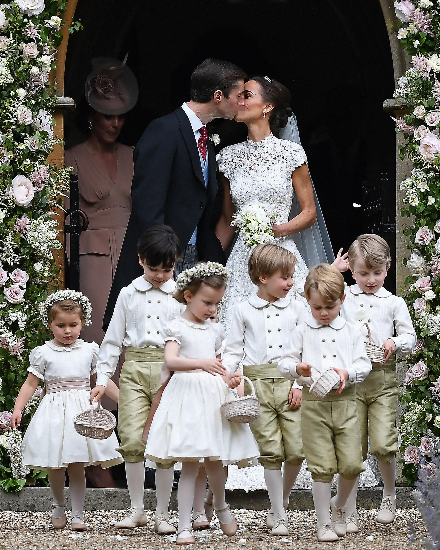 Pippa Middleton dan James Matthews berciuman setelah resmi menikah di sebuah gereja kecil di Inggris, Sabtu (20/5). Pernikahan itu dihadiri sejumlah nama besar seperti Pangeran Harry, Pangeran William dan petenis Roger Federer. (JUSTIN TALLIS/POOL/AFP)