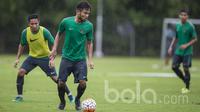 Gelandang Persela Lamongan, Saddil Ramdani, mengontrol bola saat mengikuti seleksi Timnas Indonesia U-22 di Lapangan SPH Karawaci, Banten, Selasa (21/2/2017).(Bola.com/Vitalis Yogi Trisna)