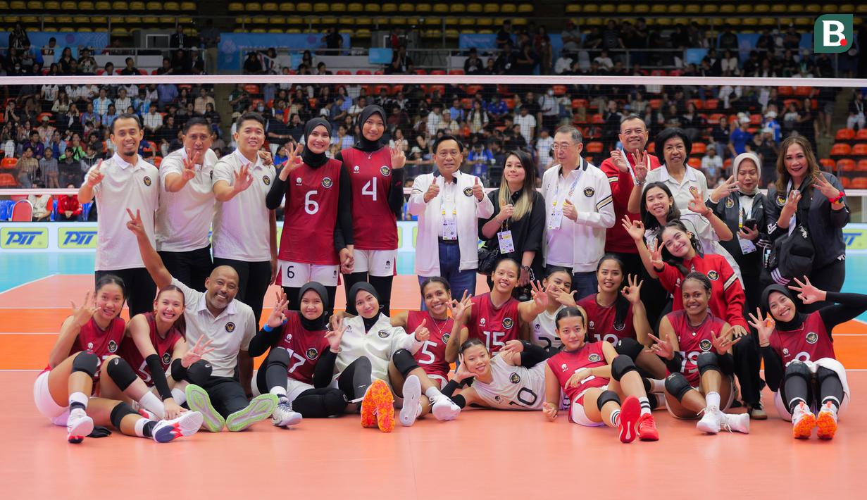 Pengurus PBVSI, Staf pelatih dan pemain Timnas voli putri Indonesia foto bersama setelah berhasil menaklukkan Filipina sekaligus meraih medali perunggu SEA Games 2025 di Indoor Stadium Huamark, Bangkok, Senin (15/12/2025). (Bola.com/Bagaskara Lazuardi)