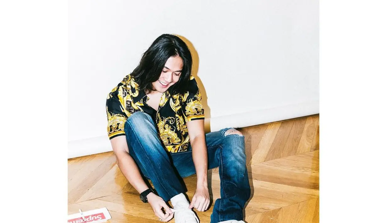 Namun, meski proses syuting film tersebut sudah rampung sejak lama, Iqbaal Ramadhan tetap mempertahankan rambut panjangnya lantaran sudah merasa nyaman. (FOTO: instagram.com/iqbaal.e)
