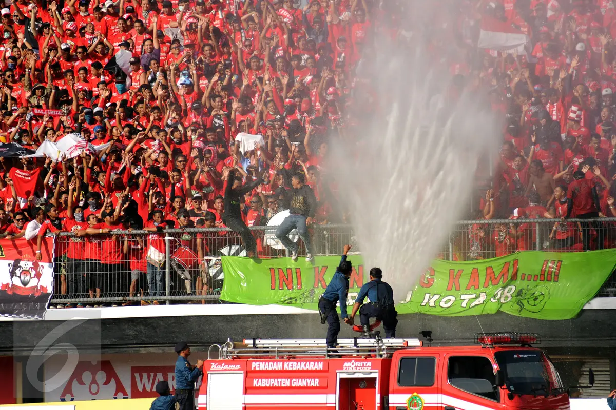 20150830-Jelang Pembukaan Piala Presiden 2015, Ribuan Suporter Serbu Stadion Dipta-Bali