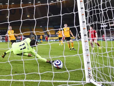 Penjaga gawang Wolverhampton Wanderers Rui Patricio gagal menghentikan gol pemain Liverpool Diogo Jota (kanan) pada pertandingan Liga Inggris di Stadion Molineux, Wolverhampton, Inggris, Senin (15/3/2021). Liverpool menang 1-0. (AP Photo/Laurence Griffiths,Pool)