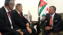 Pertemuan Menhan Ryamizard Ryacudu dengan Raja Yordania Abdullah II saat menghadiri Sofex Yordan Exhibition 2018, Selasa (8/5). Keduanya sepakat saling meningkatkan hubungan biliteral, khususnya industri pertahanan. (Liputan6.com/HO/Kemenhan)