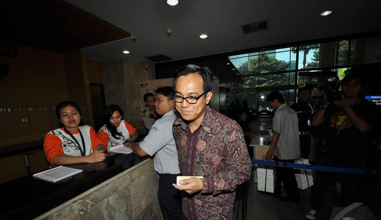 Julian Aldrin Pasha datang ke KPK untuk membesuk eks Menpora, Andi Mallarangeng, Jakarta, Senin (29/12/2014). (Liputan6.com/Miftahul Hayat)