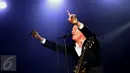 Penyanyi asal Kanada, Bryan Adams saat menyanyikan lagu pertama pada konser "Get Up Tour" di Jakarta, Senin (16/1). Indonesia menjadi negara pertama konser Bryan Adams untuk kawasan Asia. (Liputan6.com/Helmi Fithriansyah)