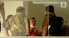 Mantan Komisioner KPU RI, Wahyu Setiawan (tengah) usai menjalani sidang dengan agenda dakwaan saat sidang online di Gedung KPK, Jakarta, Kamis (28/5/2020). Wahyu Setiawan diperiksa terkait dugaan menerima suap pengurusan PAW anggota DPR dari PDIP. (merdeka.com/Dwi Narwoko)