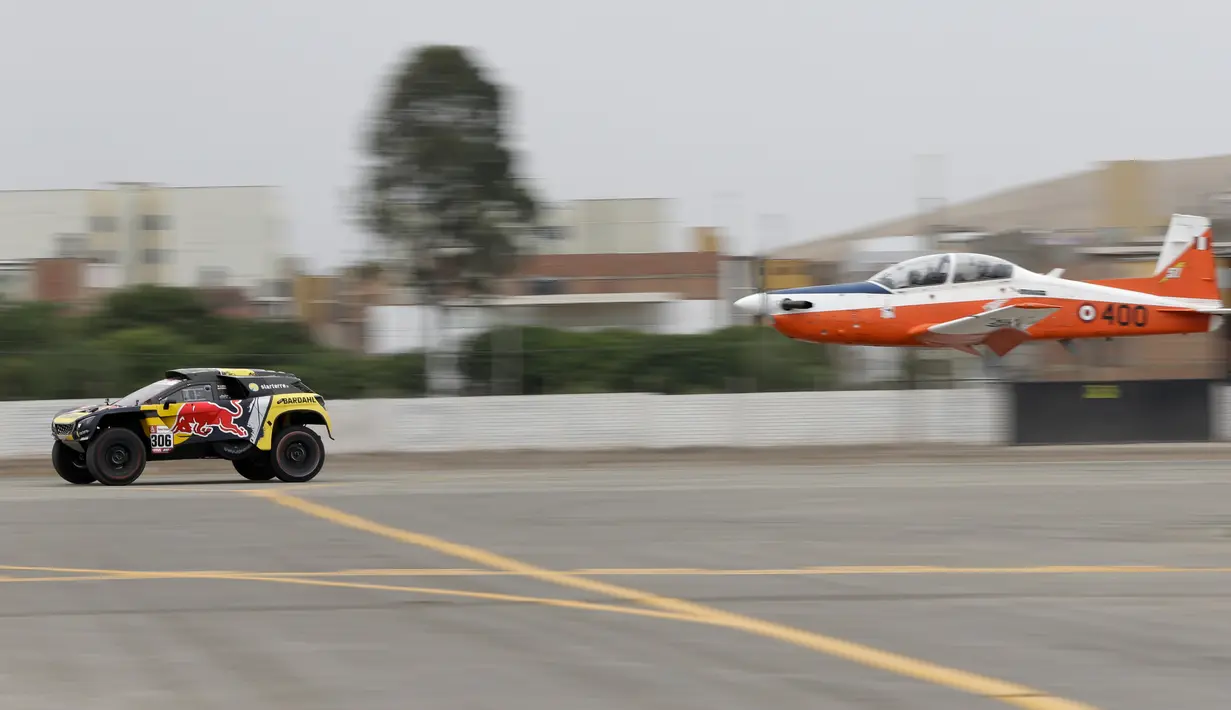 Pereli asal Prancis, Sebastien Loeb meninggalkan pesawat Angkatan Udara Peru (FAP) di Lima, Peru (6/1).  Balapan ini berlangsung menjelang ajang Reli Dakar ke-41. (AP Photo/Ricardo Mazalan)