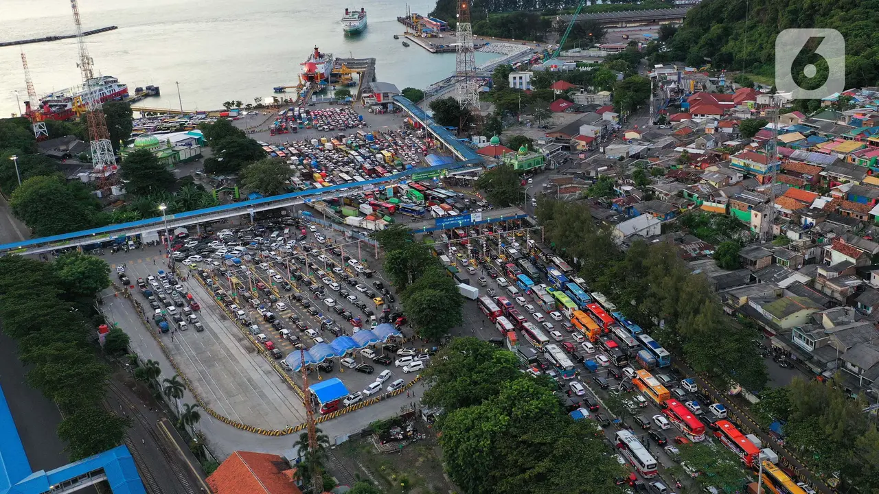 Antrean Kendaraan Pemudik Padati Dermaga Pelabuhan Merak