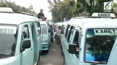 Para sopir angkot Tanah Abang pagi ini, Selasa (31/1), melakukan demo di depan Balai Kota Gubernur DKI Jakarta. Mereka berniat untuk menemui Anies Baswedan untuk membahas penataan Tanah Abang.