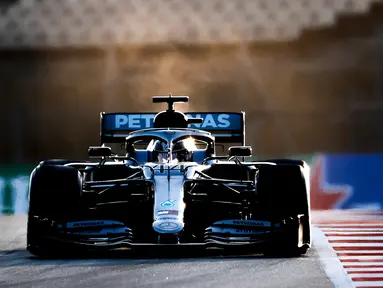 Pembalap Mercedes-AMG Petronas Lewis Hamilton saat tes pramusim Formula 1 (F1) hari pertama di Circuit de Catalunya, Montmelo, Spanyol, Rabu (19/2/2020). Juara dunia F1 tiga musim terakhir tersebut mencatatkan waktu 1 menit 16,976 detik. (AP Photo/Joan Monfort)