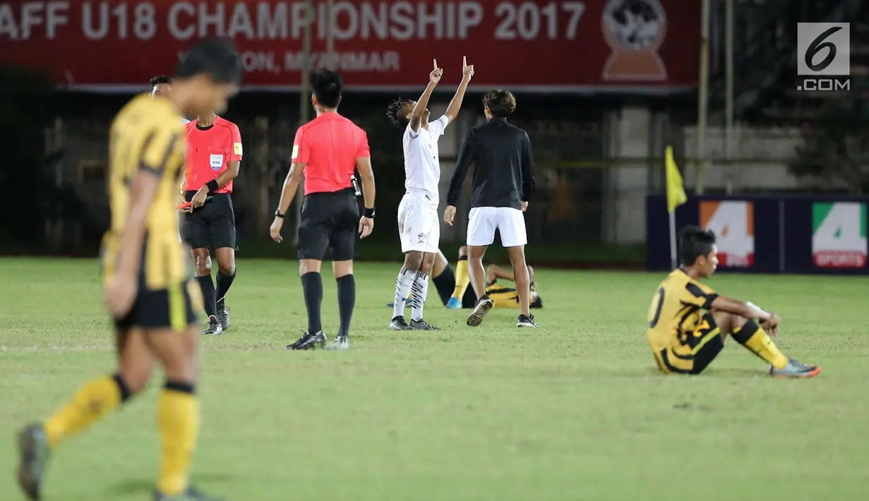 Pemain timnas U-19 Thailand berselebrasi setelah mengalahkan timnas Malaysia pada partai final Piala AFF U-18 2017, di Stadion Thuwunna, Myanmar (17/9). Tim Gajah Perang menang dua gol tanpa balas melawan Harimau Muda. (Liputan6.com/Yoppy Renato)
