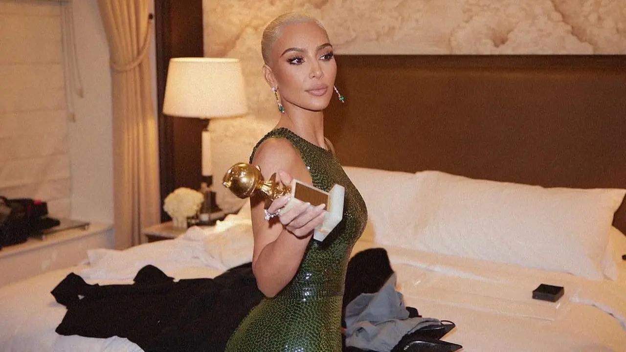 Kim Kardashian pakai gaun lain Marilyn Monroe setelah Met Gala 2022. (dok. Instagram @kimkardashian/https://www.instagram.com/p/CdOTrhNFJAe/)