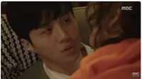 Salah Satu Adegan Ciuman yang Dilakoni Kim Seon Ho bersama Lawan Mainnya, Lee Yoo Young, dalam drama Korea, You Drive Me Crazy (Tangkapan Layar Kanal Youtube MBCDrama)