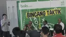 Peneliti Taktik KickOff Indonesia, Ryan Tank, saat mengisi acara diskusi Bincang Taktik di Gedung KMK Online, Jakarta, Kamis (10/8/2017). Diskusi mengangkat tema "Mengembalikan Tradisi Emas Sepak Bola SEA Games". (Bola.com/M Iqbal Ichsan)