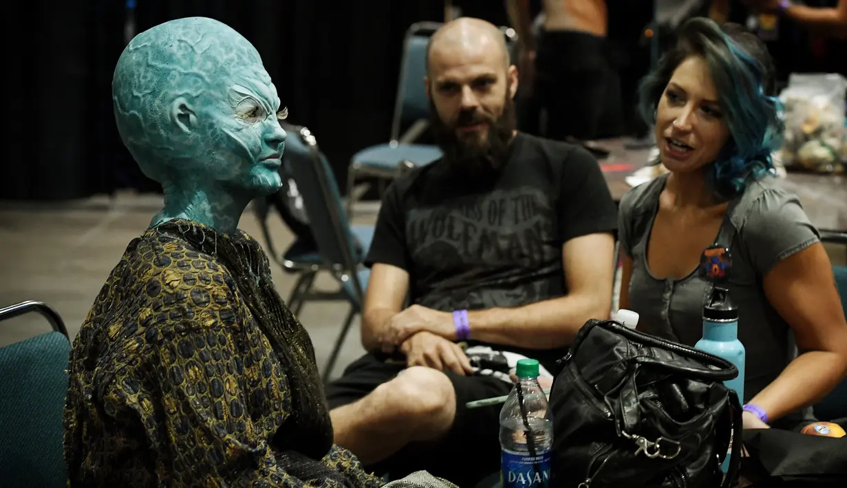Seorang model di rias seperti monster saat acara ScareLA 'Monsters Come Together' di Los Angeles, California (6/8). Acara ini juga memamerkan kreasi sejumlah make up artis yang digunakan untuk kepentingan pembuatan film. (AFP Photo/Mark Ralston)
