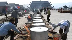 Para pria menyiapkan "Banh Chung" atau kue beras tradisional Vietnam untuk amal, menjelang Tahun Baru Imlek atau festival Tet di Pagoda Tam Chuc di provinsi Ha Nam (7/1/2023). Banh Chung adalah kelezatan khas Vietnam yang terbuat dari ketan, daging babi, dan kacang hijau yang dibungkus dengan daun pisang dan dimasak selama 10 jam. (AFP/Nhac Nguyen)
