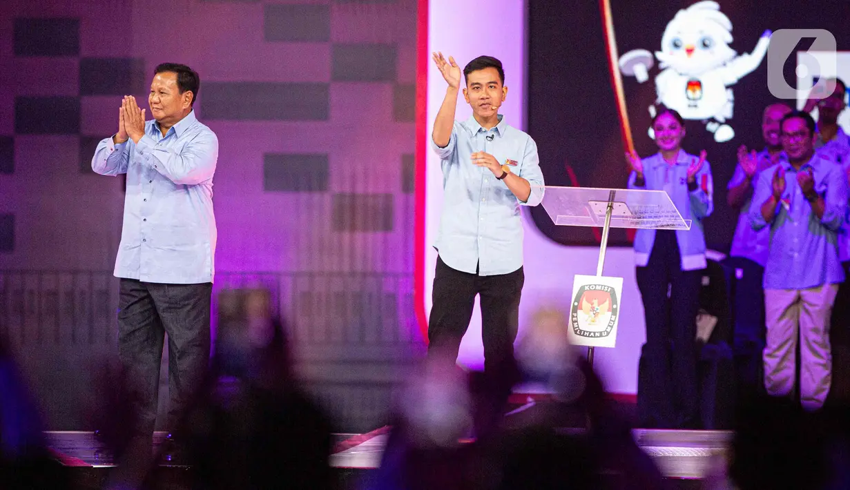 Prabowo-Gibran kompak mengenakan setelan kemeja biru yang identic dengan pasangan nomor urut 2 itu. (Liputan6.com/Faizal Fanani)
