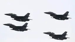 Pesawat Jet F-16 saat beraksi pada Pakistan Day di Islamabad, (23/3). Untuk menghibur warga Pakistan, Pemerintah menyelenggarkan pertunjukan militer. (REUTERS / Faisal Mahmood)