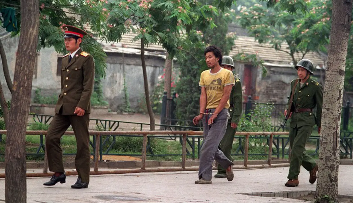 14 Juni 1989, aparat polisi dan tentara terus mencari dan menangkap orang yang terlibat dalam aksi unjuk rasa pro-demokrasi di Lapangan Tiananmen, Tiongkok. (AFP PHOTO/MANUEL Ceneta)