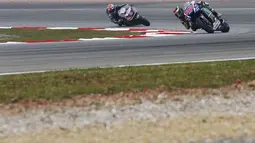 Pembalap Yamaha Jorge Lorenzo (depan) melewati tikungan selama sesi latihan bebas  di Sirkuit Internasional Sepang, Malaysia, Sabtu  (24/10/2015).  Lorenzo tertinggal 11 angka atas Rossi. (REUTERS/Olivia Harris)
