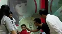  Presiden Jokowi menemani cucunya mencukur rambut. (Liputan 6 SCTV)