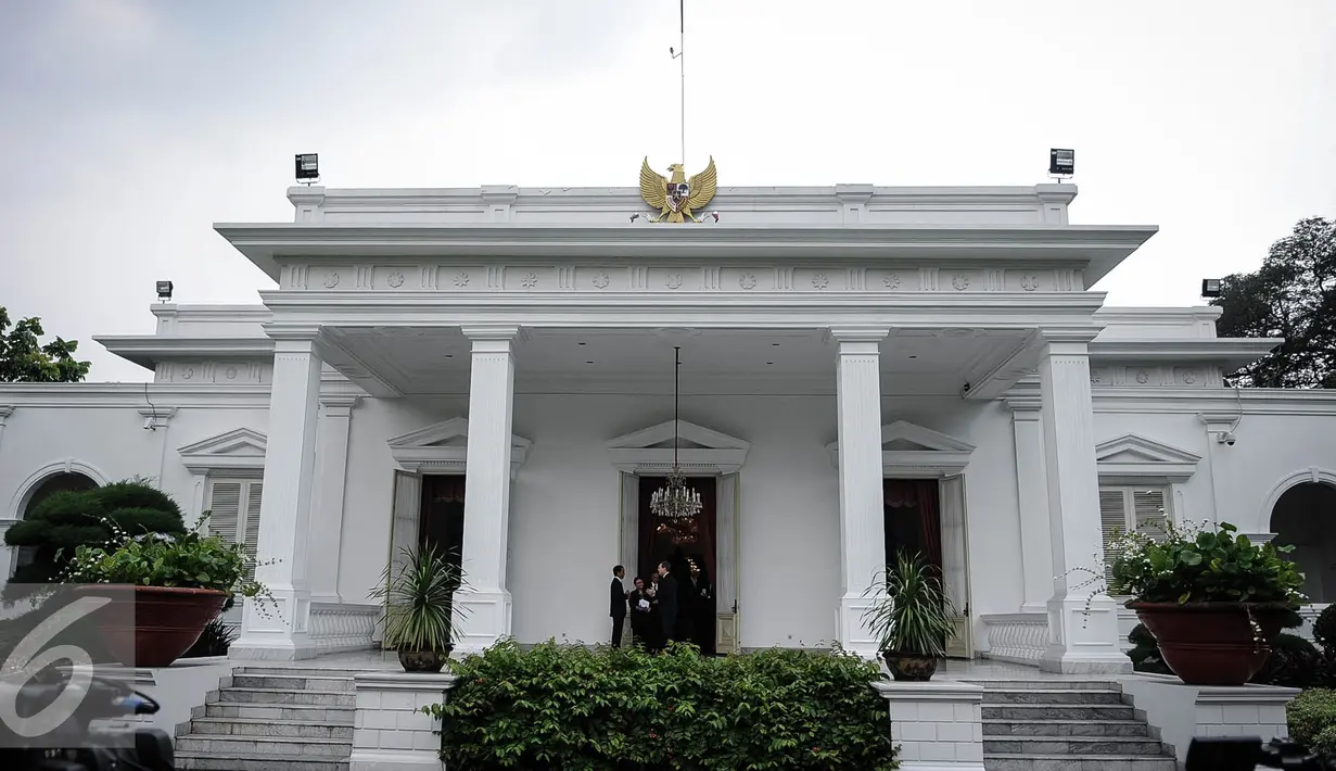 Usai penyerahan surat kepercayaan Dubes Luar Biasa dan Berkuasa Penuh (LBBP), Presiden Joko Widodo (Jokowi) menyempatkan berbincang dengan Dubes LBBP Kolombia, Jose Renato Salazar Acosta, di Istana Merdeka, Selasa (4/10). (Liputan6.com/Faizal Fanani)
