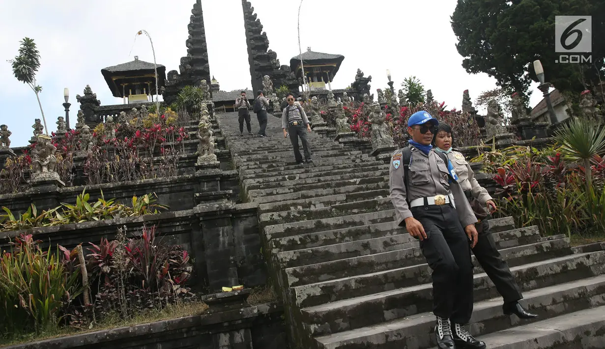 Petugas kepolisian mengunjungi komplek Pura Besakih, Rendang, Bali, Minggu (3/12). Komplek Pura Besakih yang masuk dalam zona Kawasan Rawan Bencana (KRB) 3 terlihat sepi dari aktivitas ibadah serta wisatawan. (Liputan6.com/Immanuel Antonius)