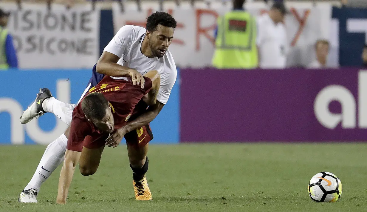 Pemain Tottenham Hotspurs, Mousa Dembele (atas) tampil gemilang bersama timnya musim 2016-2017. Dembele mengemas 5 gol selama bermain untuk timnas Belgia dari tahun 2006. (AP/Julio Cortez)