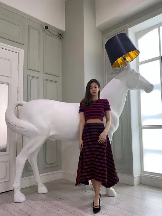 Jennie mengenakan crop top dan rok bergaris bernuasa meras dan hitam yang sama. Ia memadukannya dengan heels, gaya ini cocok dikenakan untuk acara formal. (@jennierubyjane)