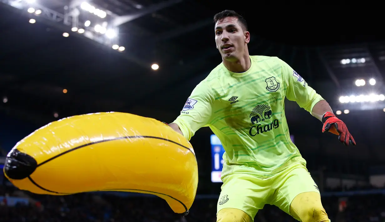 Kiper Everton, Joel Robles melempar sebuah balon pisang keluar lapangan di stadion Etihad, Inggris, (27/1). Kejadian terjadi pada pertandingan semi final leg kedua antara Manchester City menjamu Everton. (Reuters /  Andrew Yates)