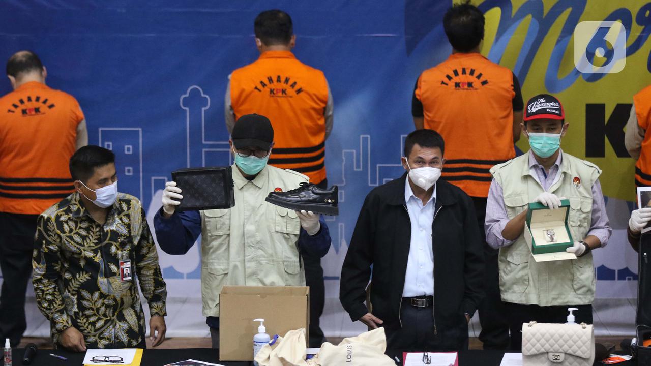 FOTO: KPK Tunjukkan Barang Bukti Penahanan Menteri Kelautan dan Perikanan Edhy Prabowo