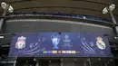 Papan bertuliskan laga final Liga Champions 2022 antara Liverpool melawan Real Madrid yang terpasang di Stade de France, Saint-Denis, pada 24 Mei 2022 waktu setempat. Dalam waktu 48 jam, rumput baru yang ditanam di luar Barcelona, dipasang di Stade de France untuk pertandingan final Liga Champions antara Real Madrid dan Liverpool yang dijadwalkan berlangsung pada 28 Mei 2022. (AFP/Franck Fife)