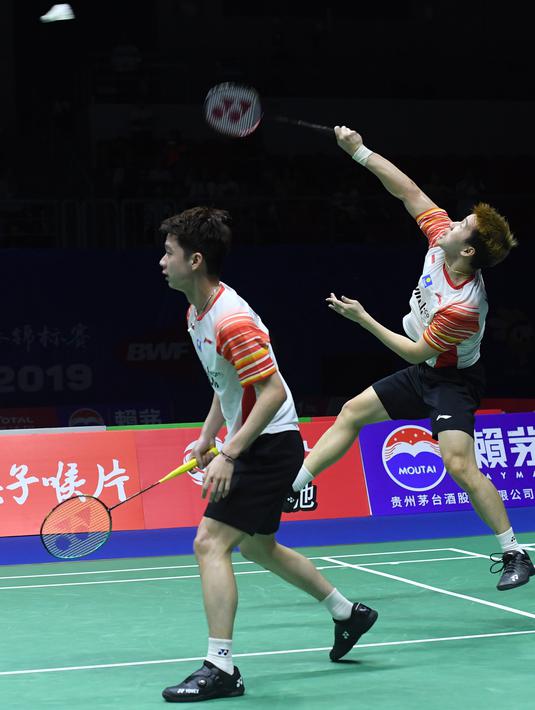 Ganda putra Indonesia, Marcus Gideon dan Kevin Sanjaya mengembalikan kok ke arah Lee Yang dan Wang Chi-Lin (Chinese Taipei) pada babak perempat final Piala Sudirman 2019 di Nanning, China, Jumat (24/5/2019). Indonesia mengungguli Chinese Taipei 1-0 di perempat final Piala Sudirman. (WANG ZHAO/AFP)