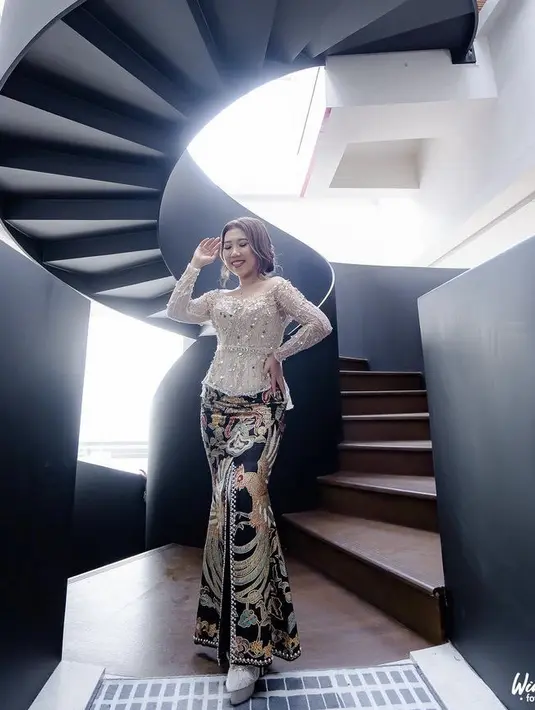 Kiky Saputri tampil dengan kebaya warna silver berpayet yang dipadukan bawahan kain batik bercorak.  Credit: Instagram (@kikysaputrii)
