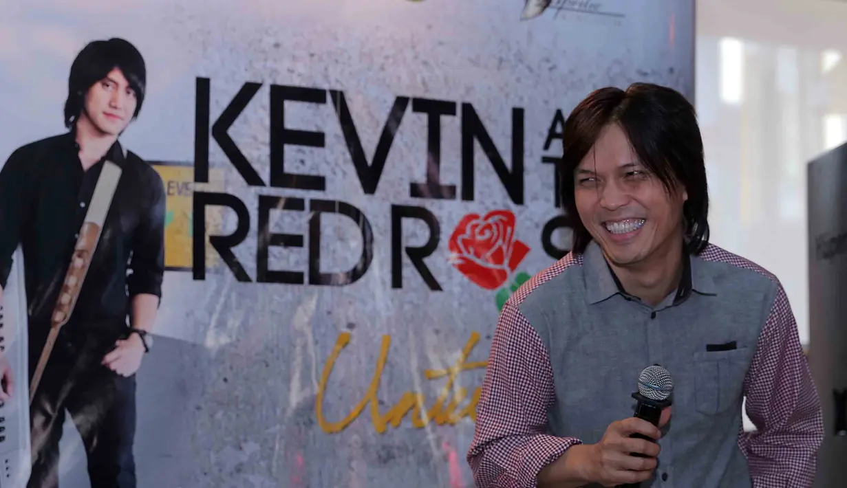 Kevin Aprilio anak dari pasangan selebriti Addie MS dan Memes itu masih tetap memegang piano. Walaupun grup musiknya di isi trio vokal, tapi Kevin menegaskan ini bukan grup vokal. Ia menggandeng Once Mekel sebagai Produser. (Deki Prayoga/Bintang.com)