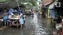 Aktivitas warga di tengah banjir yang masih merendam Kampung Rawa Indah, Jakarta Utara, Senin (24/2/2020). Kampung yang terletak di dua kelurahan, yakni Sukapura dan Pegangsaan Dua tersebut masih terendam banjir hingga sore ini dengan ketinggian air 30-50 cm. (merdeka.com/Iqbal S Nugroho)