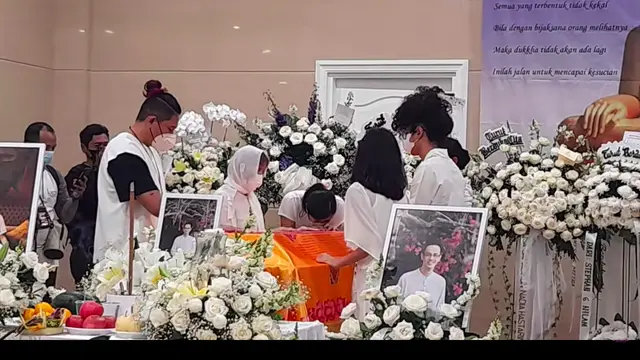 Pelukan Erat Sharena Delon, Dewi Lestari dan Anak-Anak Saat Upacara Tutup Peti Jenazah Reza Gunawan. (YouTube Intens Investigasi)