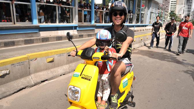 Warga mengendarai sepeda listrik Migo e-Bike berkeliling saat Car Free Day di kawasan Bundaran HI, Jakarta, Minggu (30/12). Migo diharapkan dapat menjadi solusi kemacetan dan mengurangi pencemaran udara. (Merdeka.com/Iqbal S. Nugroho)