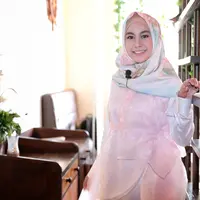 Dengan terpaksa, Anisa Rahma harus menyelesaikan kuliahnya. Pasalnya, tahun ini merupakan batas akhir kuliahnya. Apalabila dirinya tidak lulus tahun ini, maka akan di Drop Out. (Adrian Putra/Bintang.com)