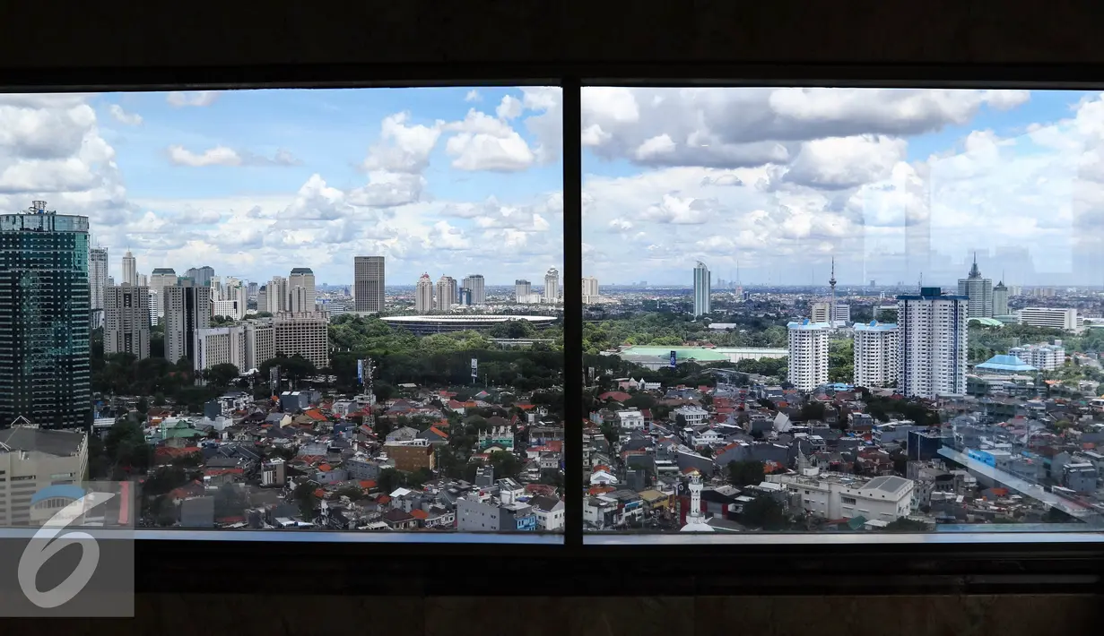 Pemandangan gedung bertingkat terlihat dari sebuah ruangan di ibukota Jakarta, Sabtu, (1/10). Sepanjang tahun 2015, pembangunan gedung bertingkat setinggi 200 mengalami peningkatan di tahun sebelumnya. (Liputan6.com/Fery Pradolo)